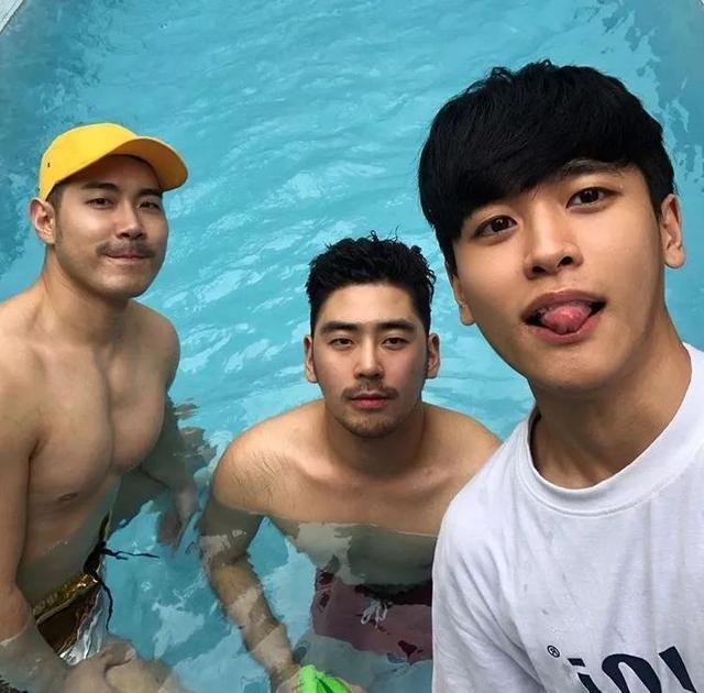 单眼皮小眼睛的男生其实很好看的,就像他一样!