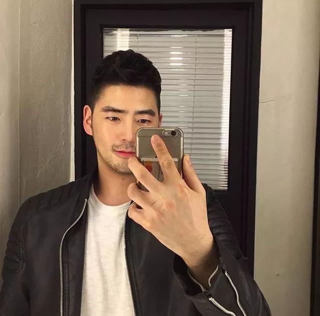 单眼皮小眼睛的男生其实很好看的,就像他一样!