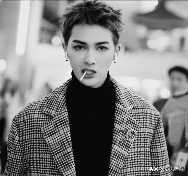 剪了个狗啃式刘海,野性十足非常的酷!