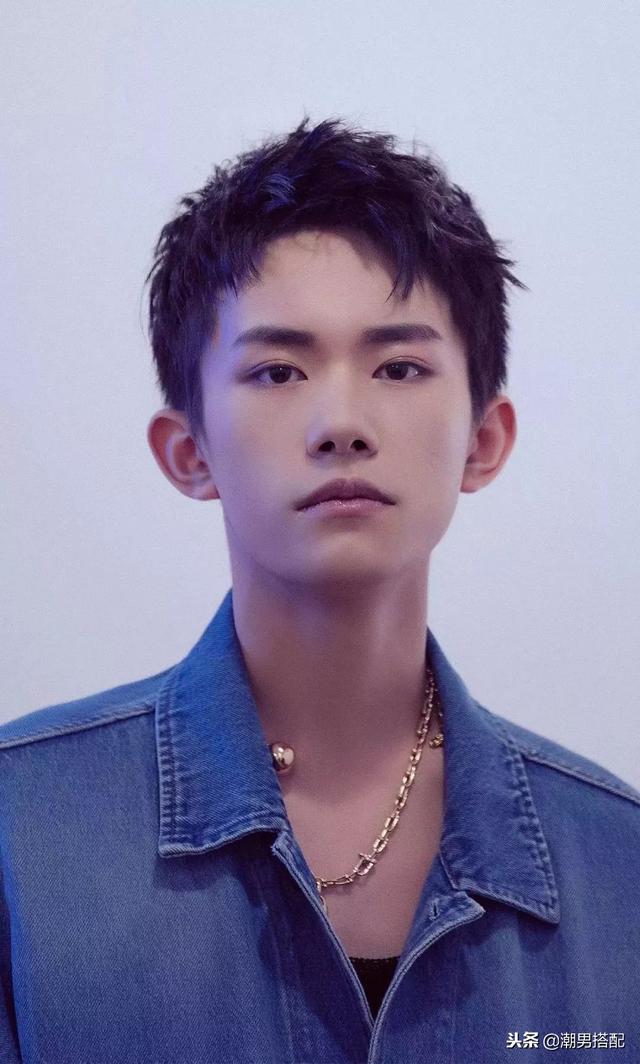 剪了个狗啃式刘海,野性十足非常的酷!