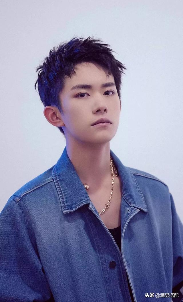 剪了个狗啃式刘海,野性十足非常的酷!