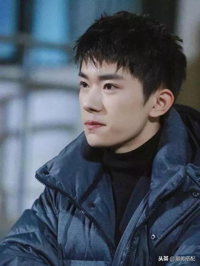 剪了个狗啃式刘海,野性十足非常的酷!