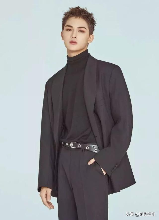 剪了个狗啃式刘海,野性十足非常的酷!