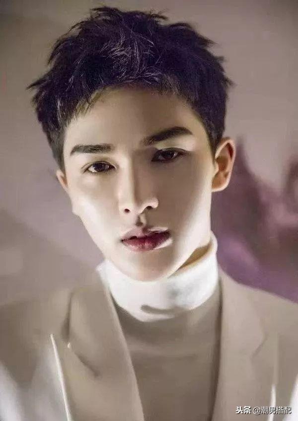 剪了个狗啃式刘海,野性十足非常的酷!