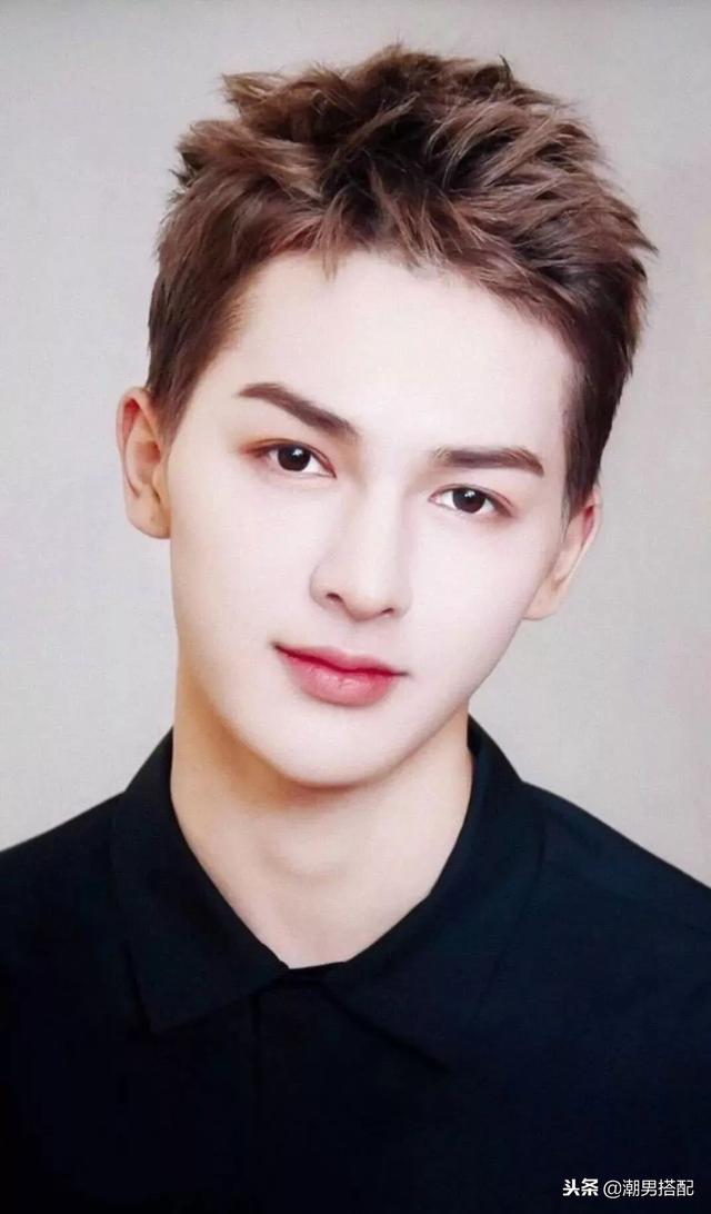 剪了个狗啃式刘海,野性十足非常的酷!