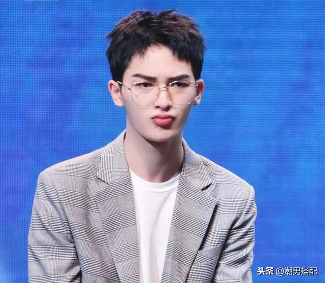 剪了个狗啃式刘海,野性十足非常的酷!