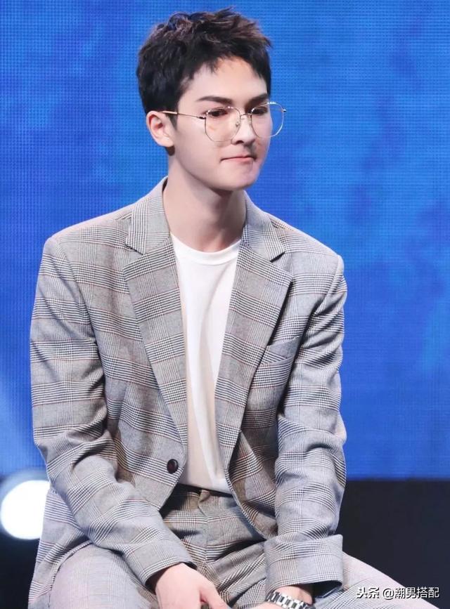 剪了个狗啃式刘海,野性十足非常的酷!