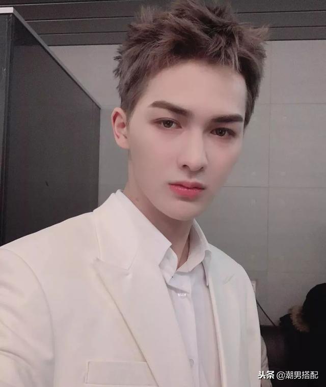 剪了个狗啃式刘海,野性十足非常的酷!