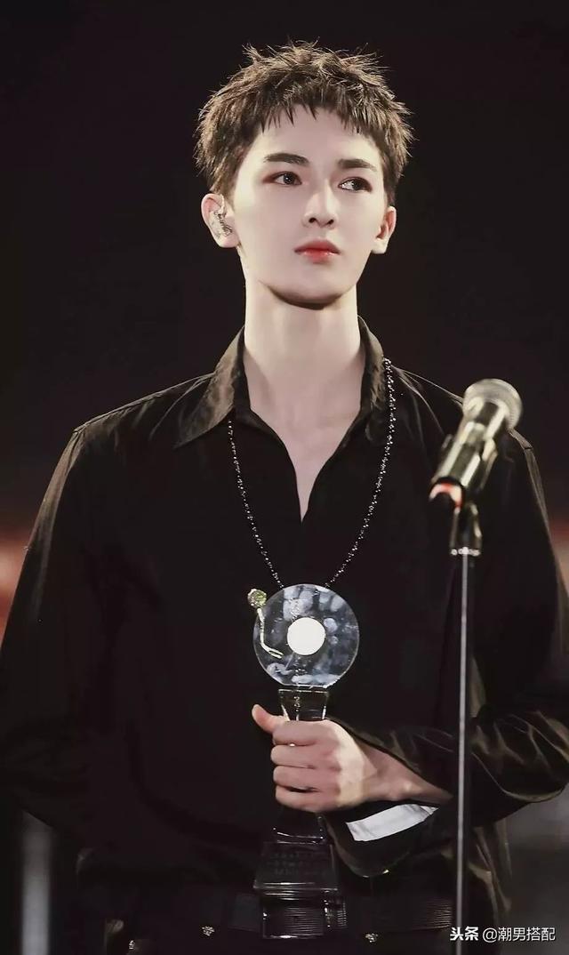 剪了个狗啃式刘海,野性十足非常的酷!