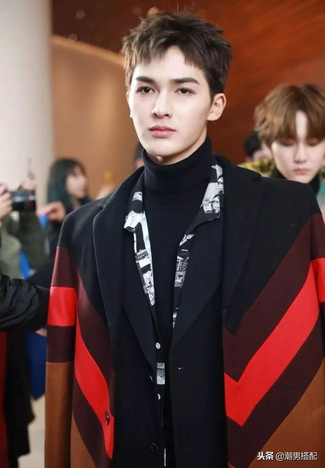 剪了个狗啃式刘海,野性十足非常的酷!