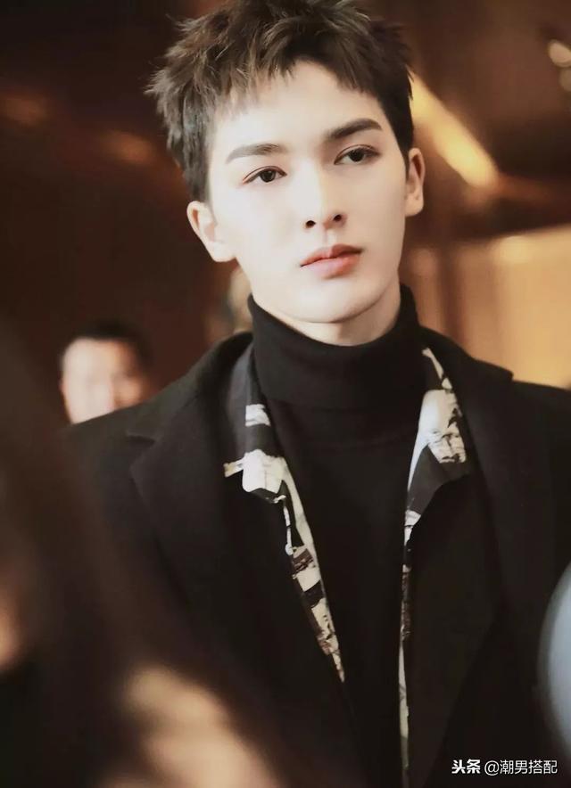 剪了个狗啃式刘海,野性十足非常的酷!