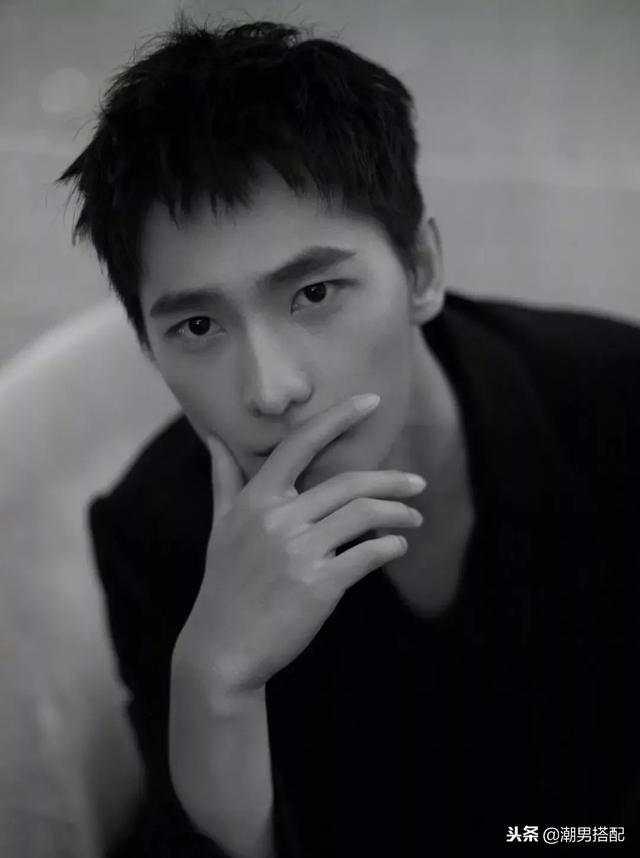 剪了个狗啃式刘海,野性十足非常的酷!