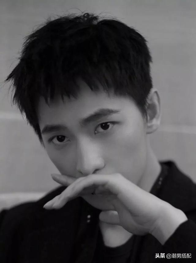 剪了个狗啃式刘海,野性十足非常的酷!