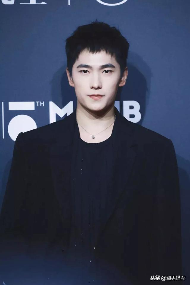 剪了个狗啃式刘海,野性十足非常的酷!