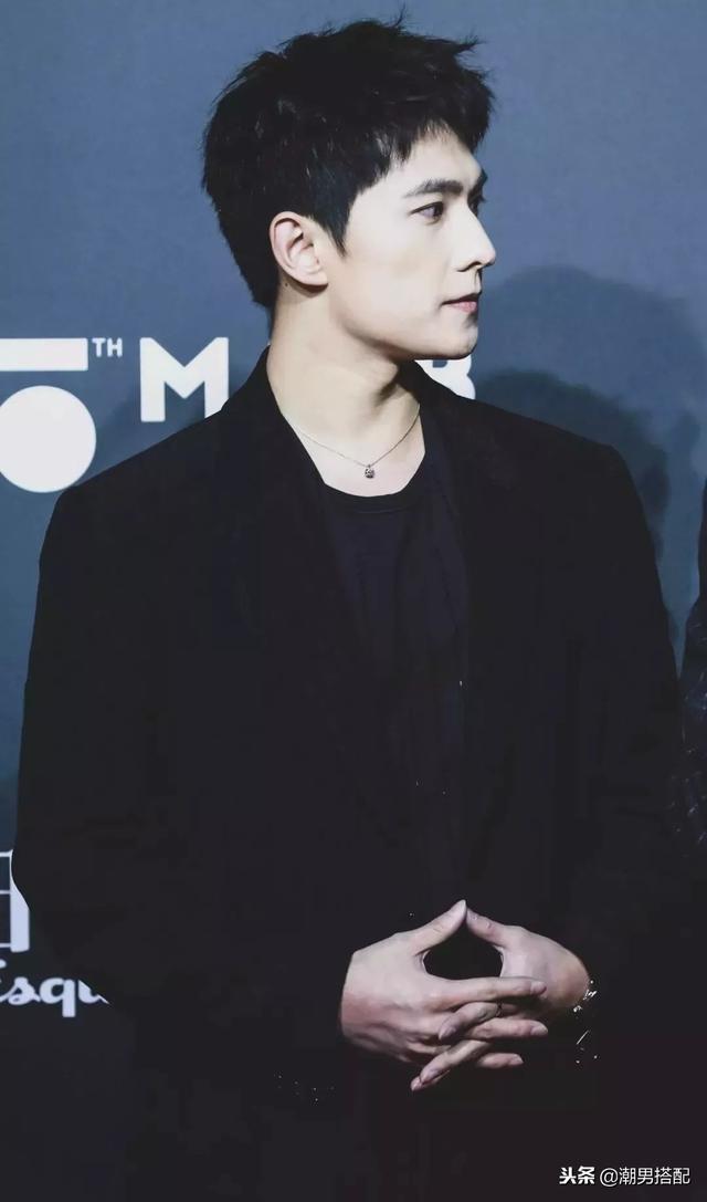 剪了个狗啃式刘海,野性十足非常的酷!