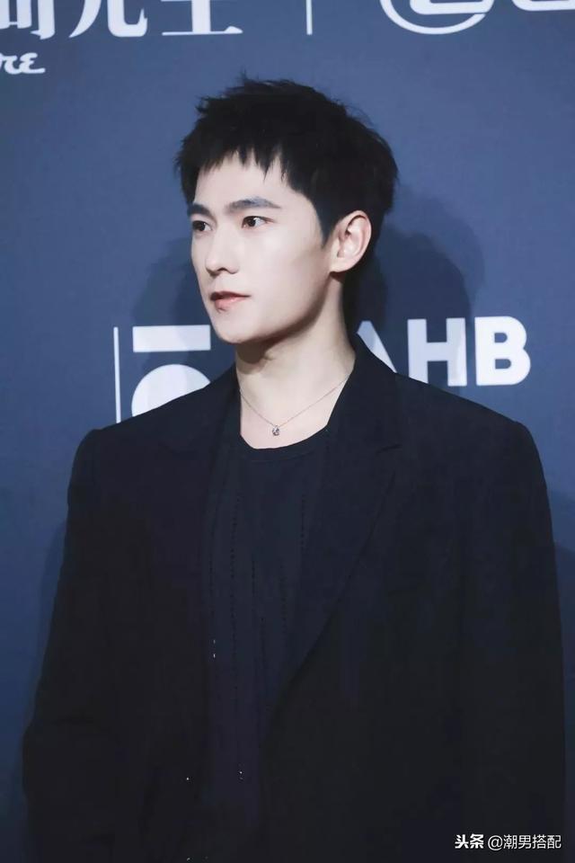 剪了个狗啃式刘海,野性十足非常的酷!