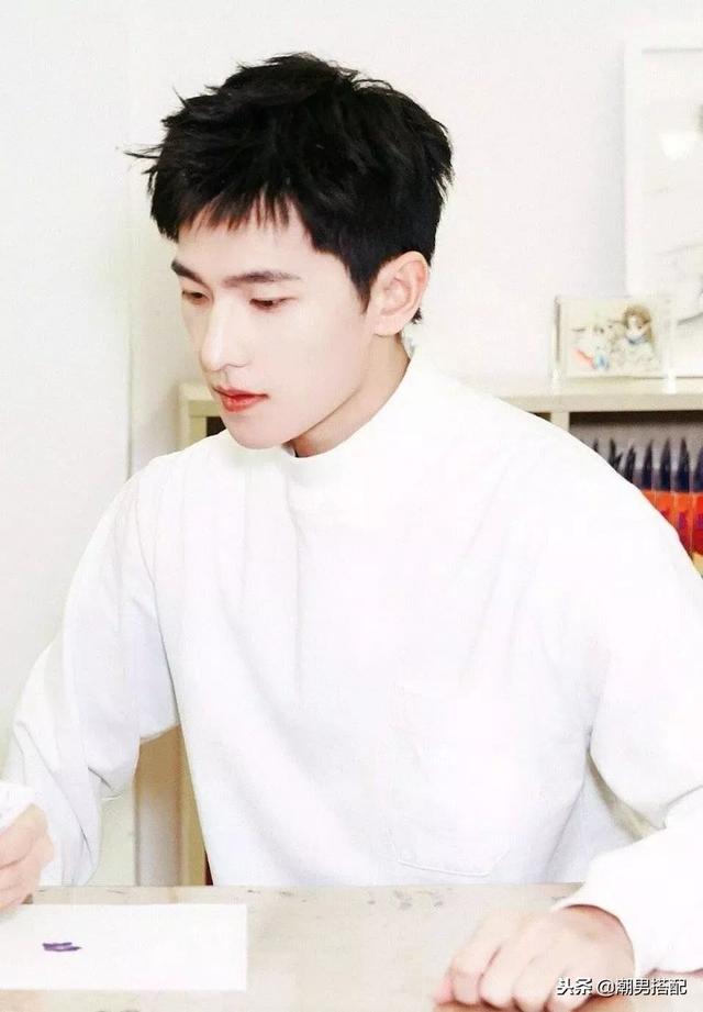 剪了个狗啃式刘海,野性十足非常的酷!