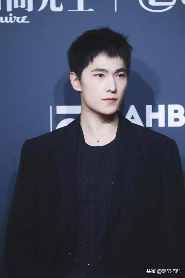 剪了个狗啃式刘海,野性十足非常的酷!