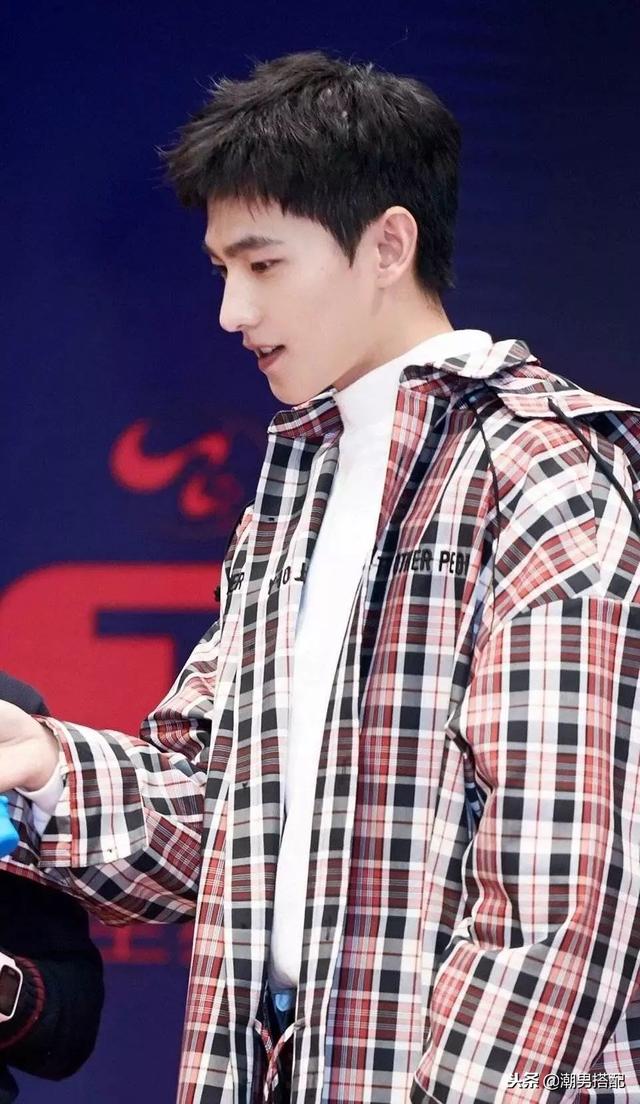 剪了个狗啃式刘海,野性十足非常的酷!