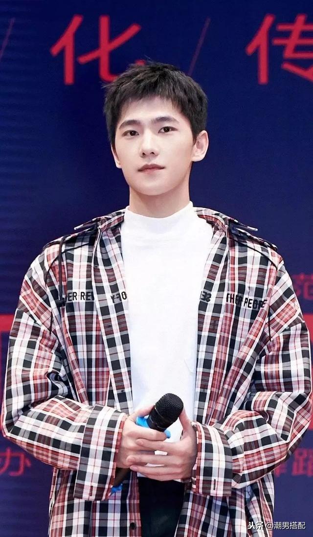 剪了个狗啃式刘海,野性十足非常的酷!