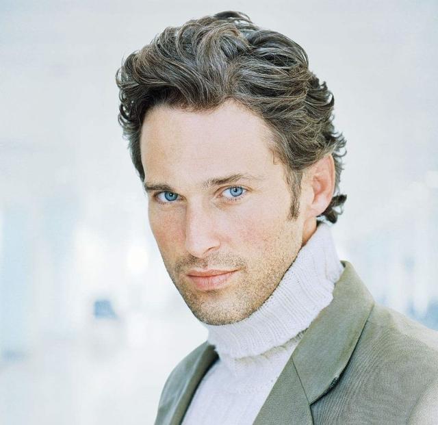 男士穿搭:这个冬天你需要一件高领毛衣