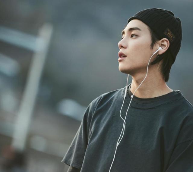 男士冬季的刘海也很帅气,看看你的脸型适合哪种!