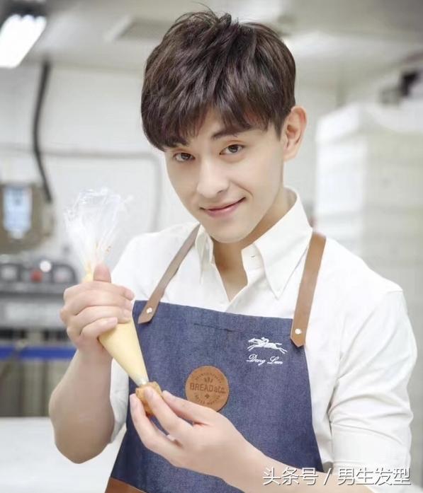 别剪“两边铲”了,这3款最新男生发型更帅气!