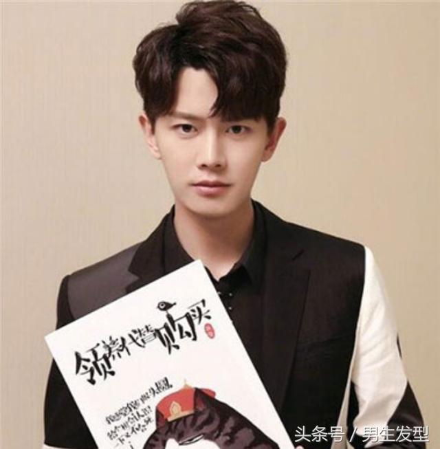 别剪“两边铲”了,这3款最新男生发型更帅气!