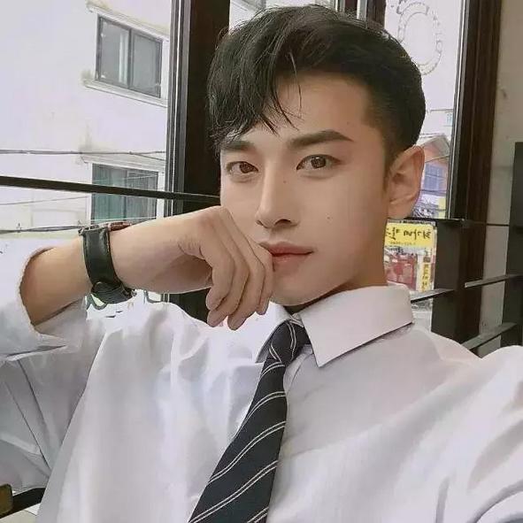 95后男生帅气发型,开学了剪一个!