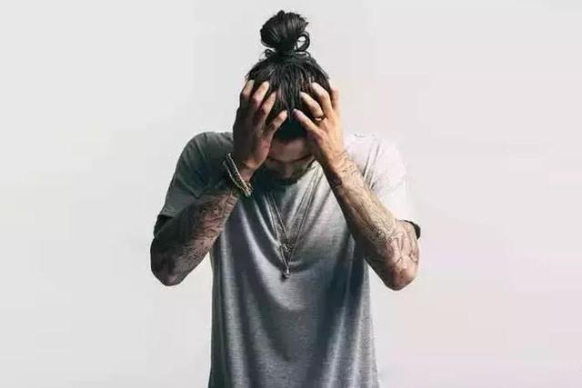 除了板寸,丸子头也是检验帅哥的标准!