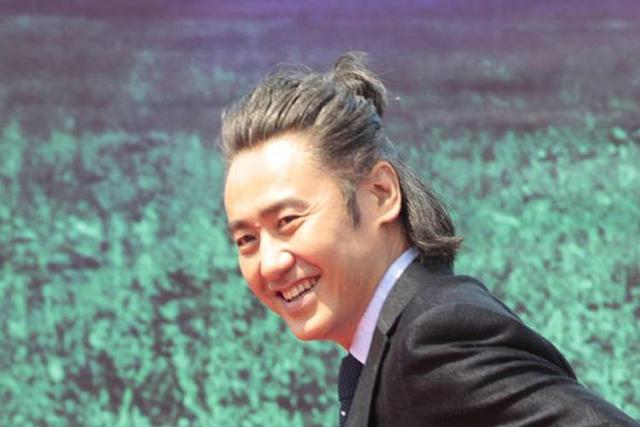 除了板寸,丸子头也是检验帅哥的标准!