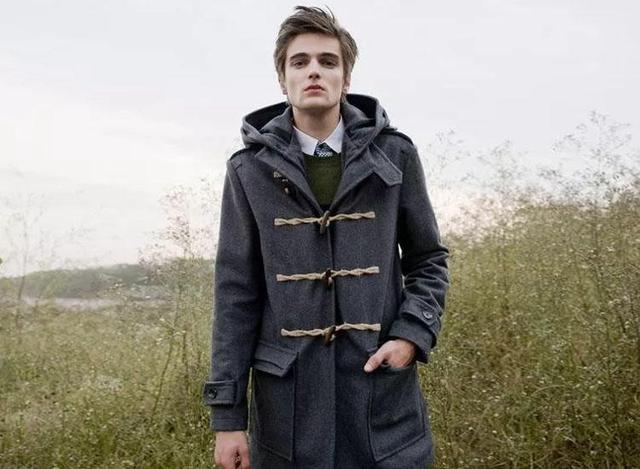 教你减龄又时髦的出街搭配,牛角扣大衣帅气过冬!