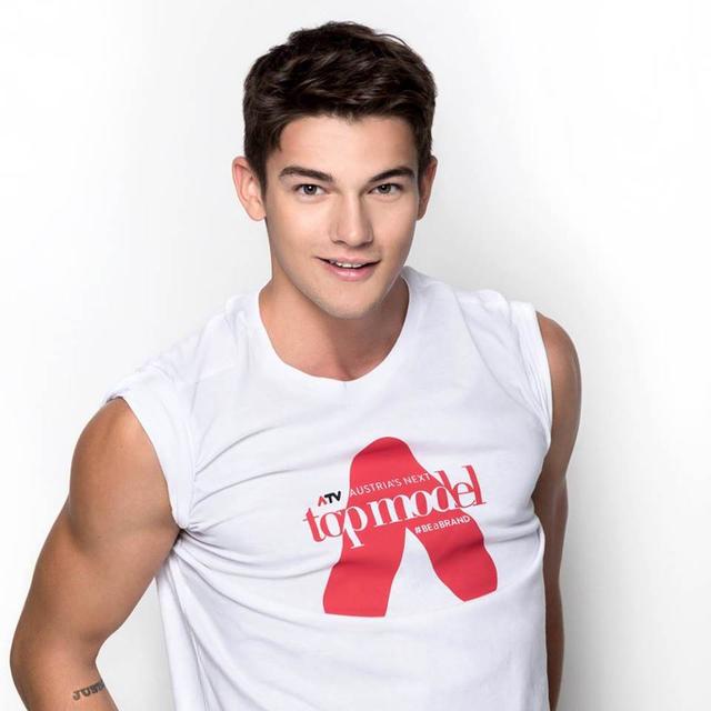 IG上非常热门的奥地利男模Peter Mairhofer,确实好看!