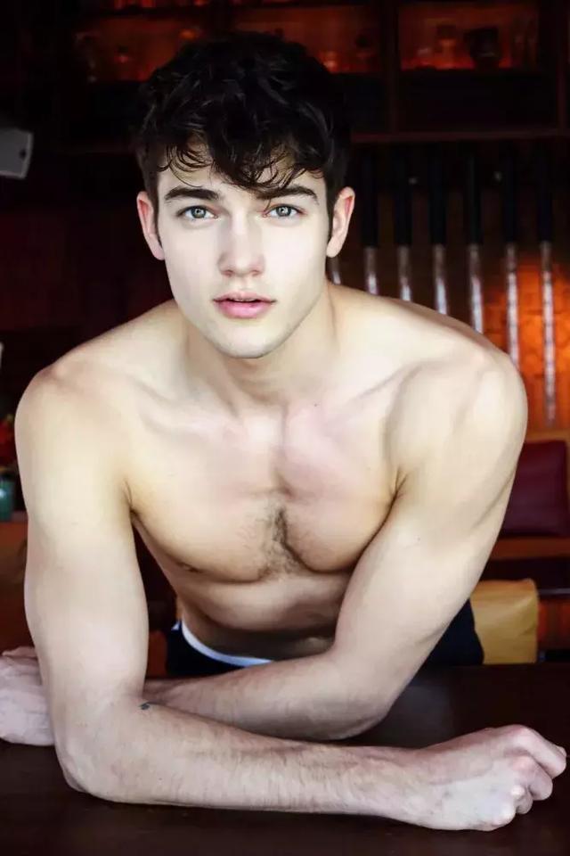 IG上非常热门的奥地利男模Peter Mairhofer,确实好看!