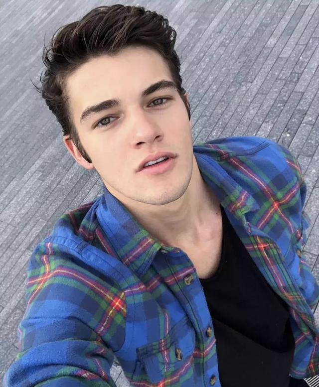 IG上非常热门的奥地利男模Peter Mairhofer,确实好看!