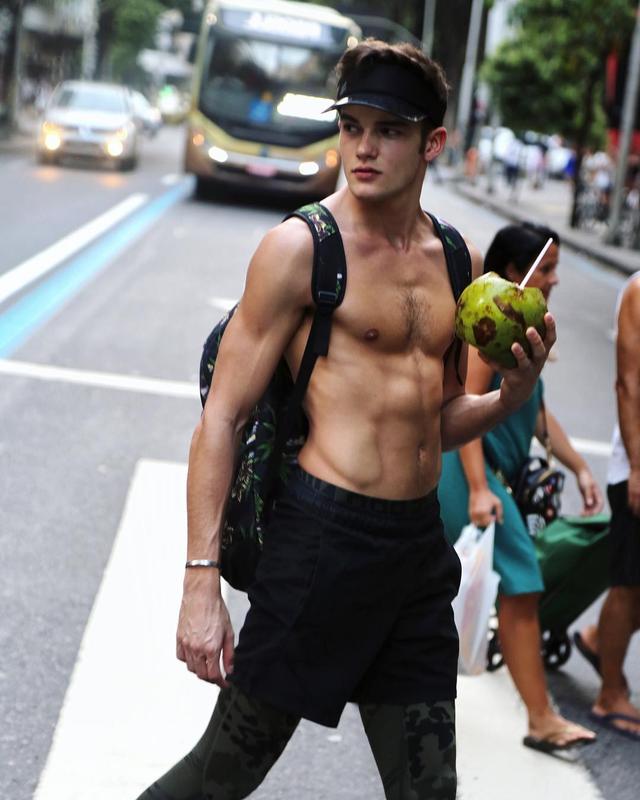 IG上非常热门的奥地利男模Peter Mairhofer,确实好看!