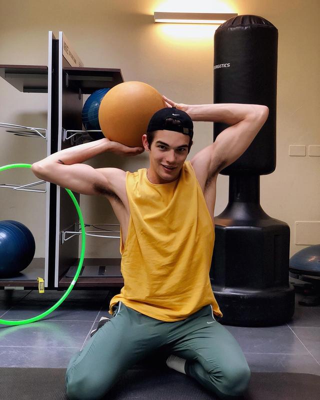 IG上非常热门的奥地利男模Peter Mairhofer,确实好看!