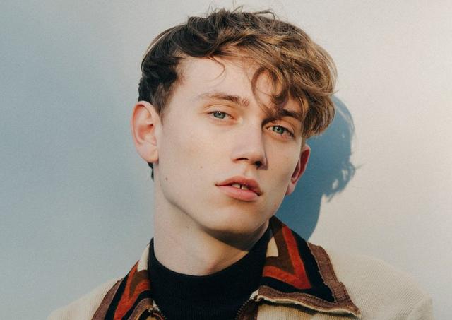 湛蓝的眼睛,犀利的眼神,完美的五官,这个男模值得关注!