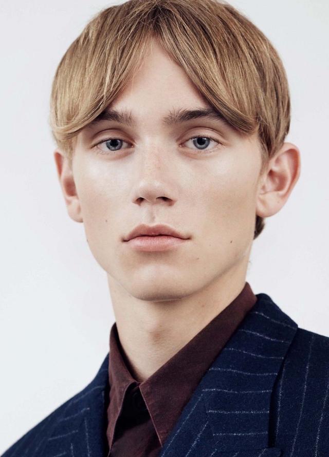 湛蓝的眼睛,犀利的眼神,完美的五官,这个男模值得关注!