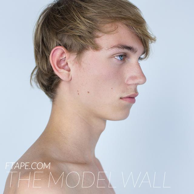 湛蓝的眼睛,犀利的眼神,完美的五官,这个男模值得关注!