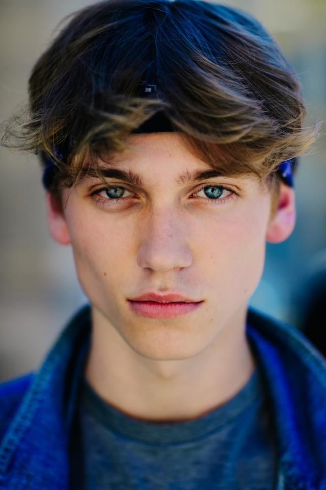 湛蓝的眼睛,犀利的眼神,完美的五官,这个男模值得关注!