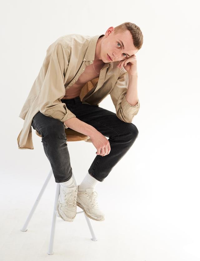 湛蓝的眼睛,犀利的眼神,完美的五官,这个男模值得关注!