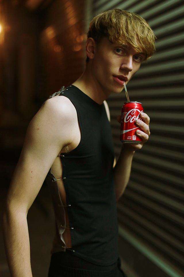 湛蓝的眼睛,犀利的眼神,完美的五官,这个男模值得关注!