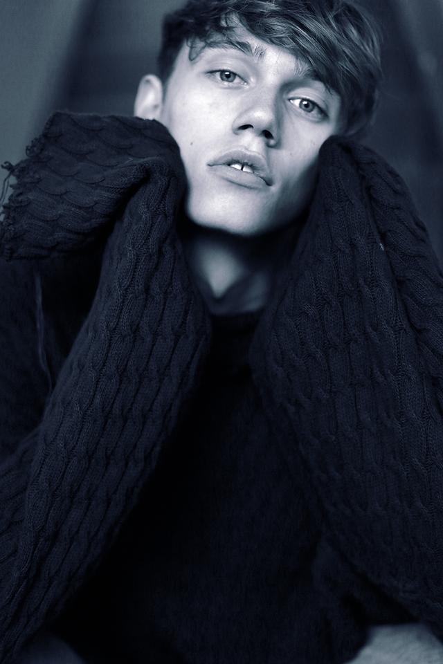 湛蓝的眼睛,犀利的眼神,完美的五官,这个男模值得关注!