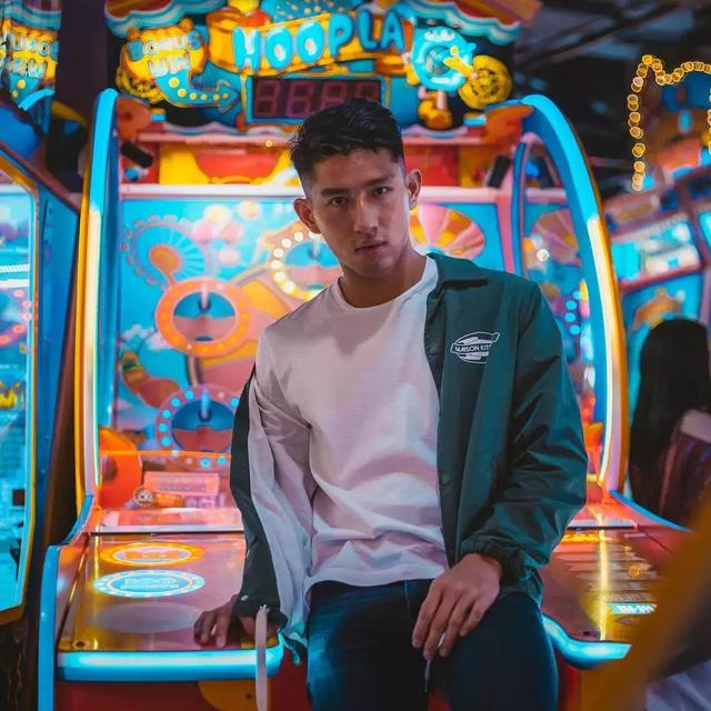 名校毕业的新加坡男模,完美侧脸让人小鹿乱撞!