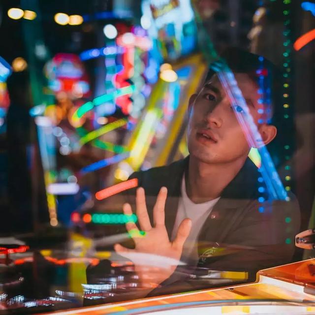 名校毕业的新加坡男模,完美侧脸让人小鹿乱撞!