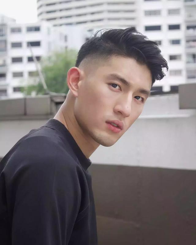 名校毕业的新加坡男模,完美侧脸让人小鹿乱撞!