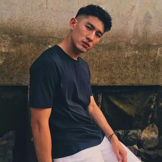 名校毕业的新加坡男模,完美侧脸让人小鹿乱撞!