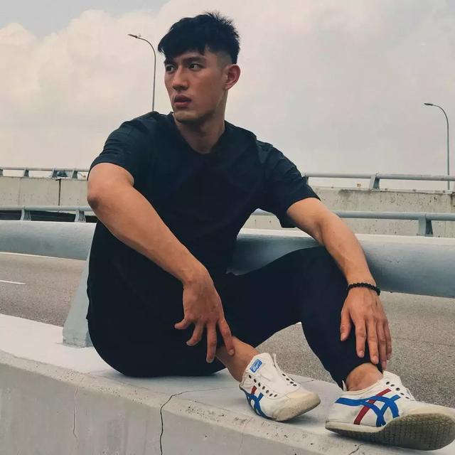 名校毕业的新加坡男模,完美侧脸让人小鹿乱撞!