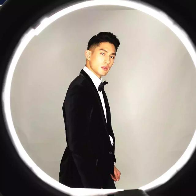 名校毕业的新加坡男模,完美侧脸让人小鹿乱撞!